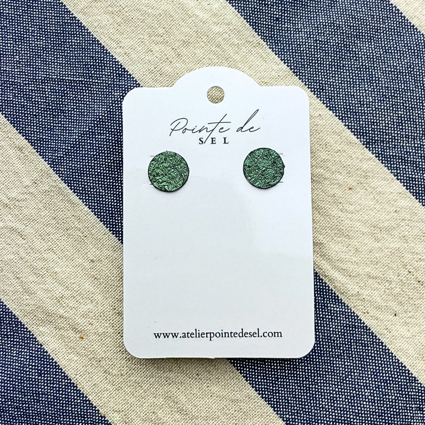 Goélette - Boucles d'oreilles en cuir de poisson - Made in France - puce 12 mm