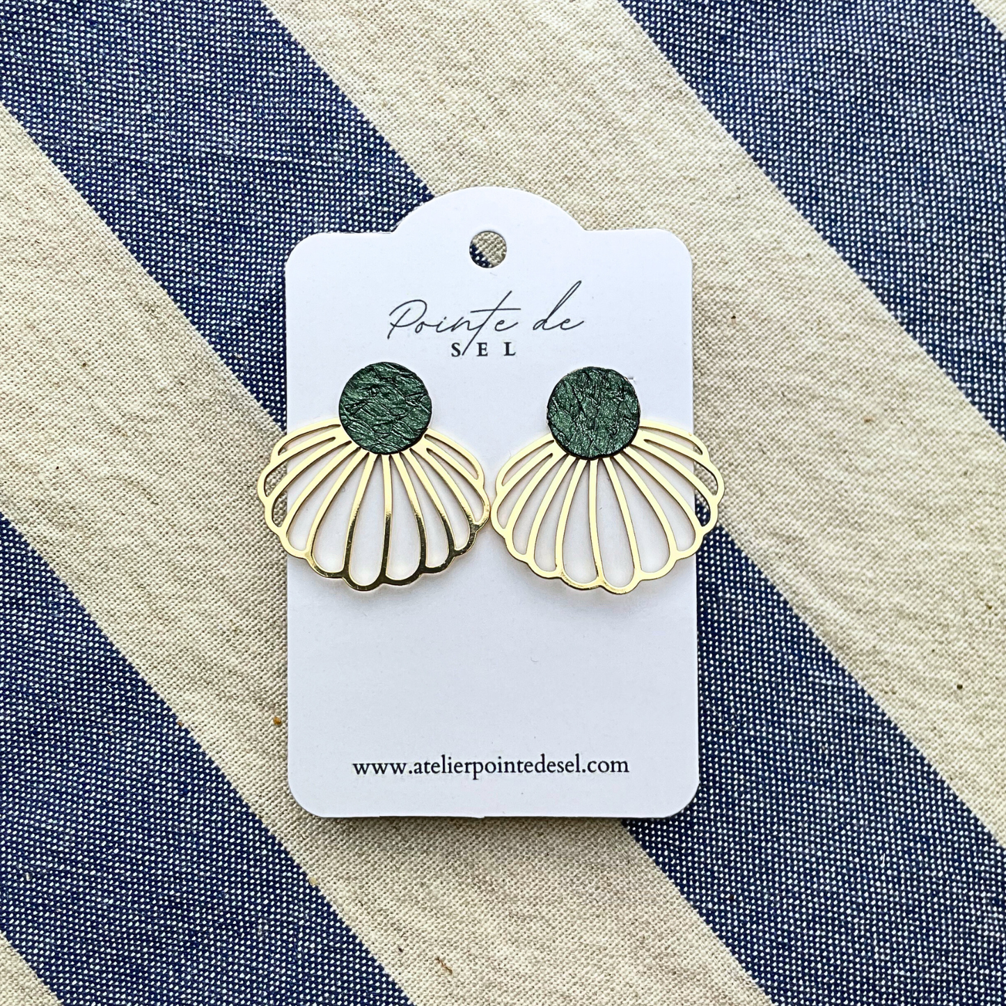 Coquille - Boucles d'oreilles en cuir de poisson - Made in France - puce 12 mm