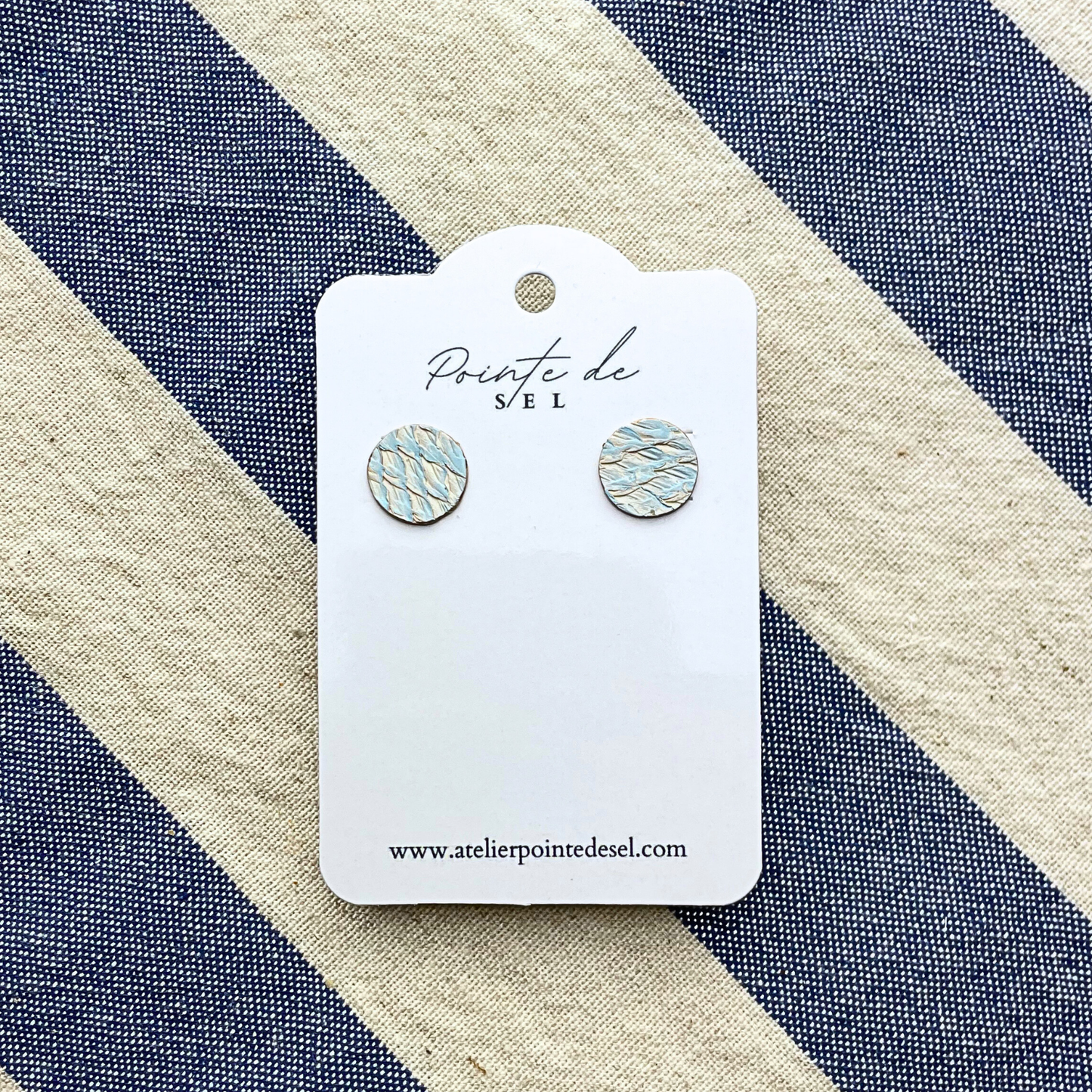 Goélette - Boucles d'oreilles en cuir de poisson - Made in France - puce 12 mm