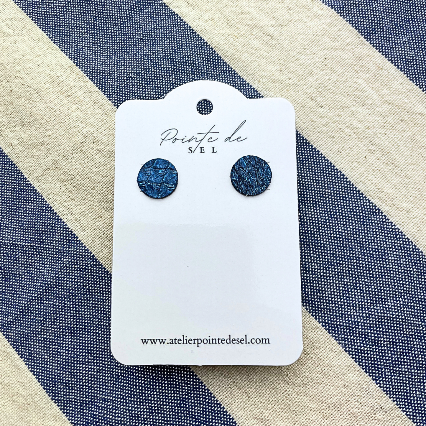 Goélette - Boucles d'oreilles en cuir de poisson - Made in France - puce 12 mm