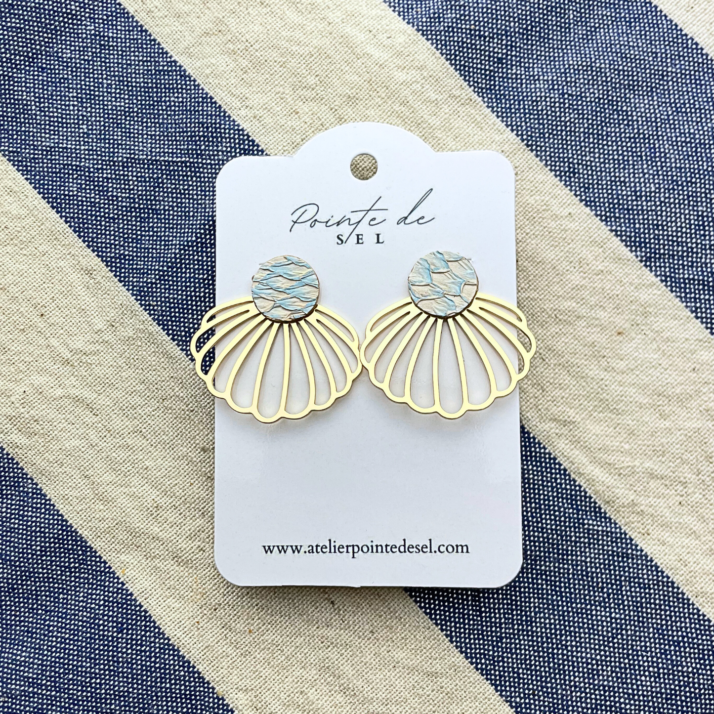 Coquille - Boucles d'oreilles en cuir de poisson - Made in France - puce 12 mm