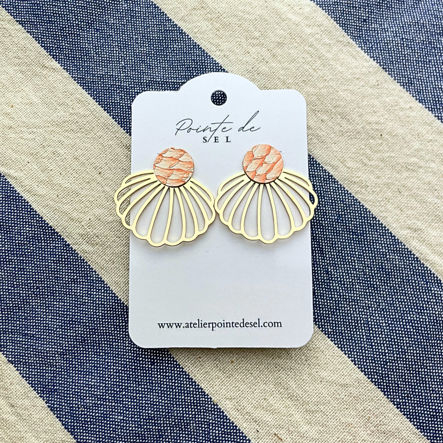 Coquille - Boucles d'oreilles en cuir de poisson - Made in France - puce 12 mm