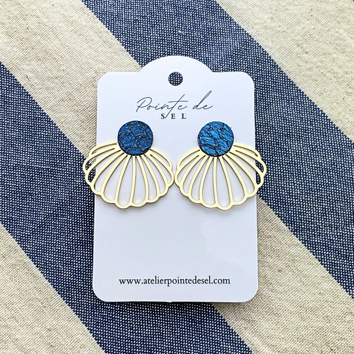 Coquille - Boucles d'oreilles en cuir de poisson - Made in France - puce 12 mm